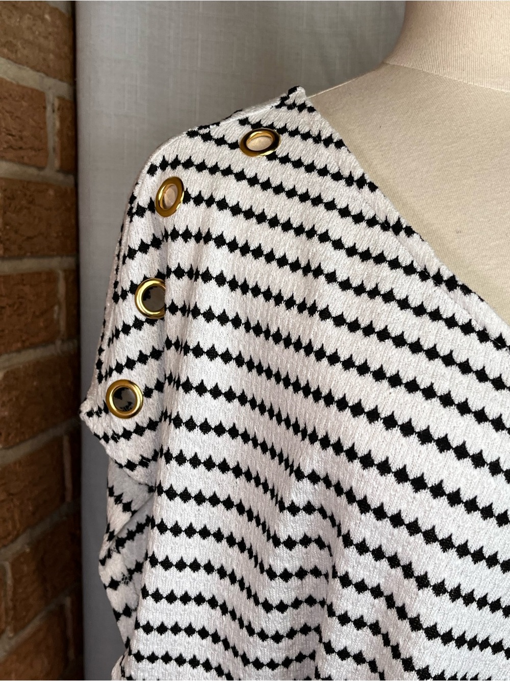Bellini NWT White Black Striped Textured Top Gold Grommet Shoulder V-Neck Medium